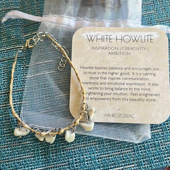 White Howlite chip bracelet - Picture 2 of 6